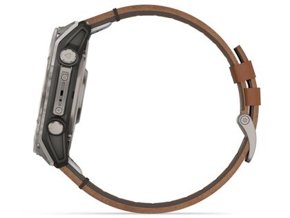 Garmin fenix 8 51mm AMOLED faserverstärktes Polymer Titan carbongrau beschichtet braunes Lederband – Herrenuhren Uhr Multifunktion aus DLC beschichtet und Titan. Das Gehäuse ist rund und grau. Das Lederarmband ist braun. Das Zifferblatt ist digital und schwarz. – Ansicht 3