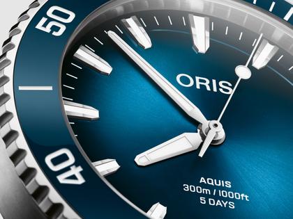 Oris Aquis Date Calibre 400 Automatik Edelstahl 43,5mm blaues Zifferblatt Metallband – Herrenuhren Uhr mit Datum aus Edelstahl und Keramik. Das Gehäuse ist rund und silber. Das Edelstahlarmband ist silber. Das Zifferblatt ist ein Index in blau. – Ansicht 3