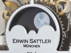 Erwin Sattler Tischuhr Operetta silber chrom skelettiert – Großuhren Tischuhr aus . Das Gehäuse ist rechteckig und silber. Das Zifferblatt ist arabisch Index und weiß. – Ansicht 3