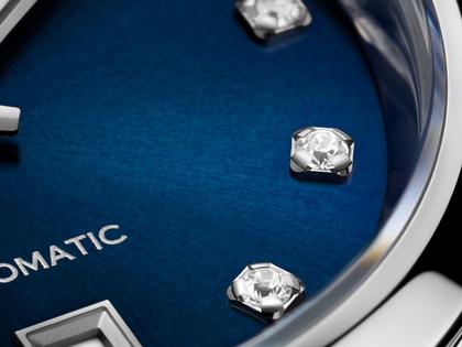 TAG Heuer Carrera Date Automatik Edelstahl 29mm blaues Zifferblatt mit Brillanten Metallband – Damenuhren Uhr mit Datum aus Edelstahl. Das Gehäuse ist rund und silber. Das Edelstahlarmband ist silber. Das Zifferblatt ist ein Index in blau. – Ansicht 3