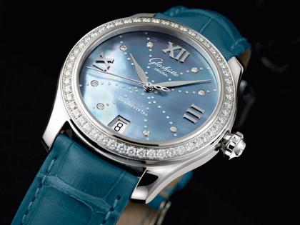 Glashütte Original Lady Serenade Automatik Edelstahl 36mm blaues Perlmutt-Zifferblatt mit Brillanten blaues Lederband – Damenuhren Uhr mit Datum aus Edelstahl. Das Gehäuse ist rund und silber. Das Lederarmband Kroko / Alligator ist blau. Das Zifferblatt ist römisch Index und blau. – Ansicht 2