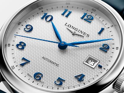 Longines Master Collection Automatik Edelstahl 41mm silbernes Zifferblatt blaues Lederband – Herrenuhren Uhr mit Datum aus Edelstahl und Leder. Das Gehäuse ist rund und silber. Das Lederarmband Kroko / Alligator ist blau. Das Zifferblatt ist arabisch und silber. – Ansicht 2