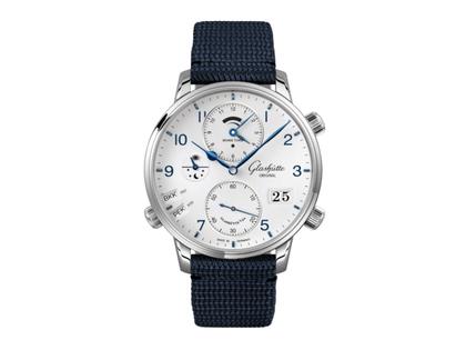 Glashütte Original Senator Cosmopolite Automatik Edelstahl 44mm weißes Zifferblatt blaues Textilband – Herrenuhren Uhr mit Datum aus Edelstahl. Das Gehäuse ist rund und silber. Das Textilarmband ist blau. Das Zifferblatt ist arabisch und weiß.