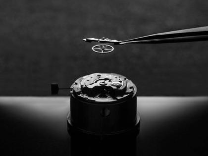 Maurice Lacroix AIKON-IC Automatik Edelstahl 43mm Carbon-Zifferblatt schwarzes Kautschukband – Herrenuhren Uhr mit Datum aus Carbon, Edelstahl, Kautschuk, Keramik und Leder. Das Gehäuse ist rund und silber. Das Kautschuk / Kunststoff / Silikon Armband ist schwarz. Das Zifferblatt ist ein Index in schwarz. – Ansicht 7