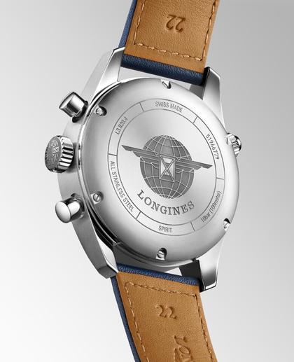 Longines Spirit Chronograph Automatik Edelstahl 42mm blaues Zifferblatt blaues Lederband – Herrenuhren Chronograph aus Edelstahl. Das Gehäuse ist rund und silber. Das Lederarmband ist blau. Das Zifferblatt ist arabisch Index und blau. – Ansicht 3