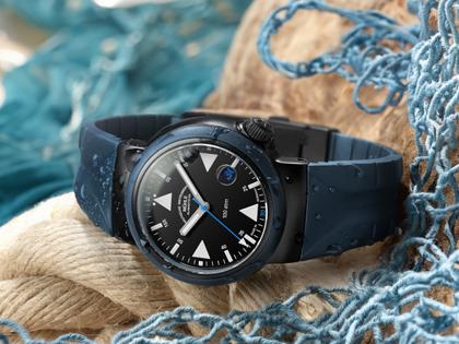 Mühle Glashütte S.A.R. Rescue-Timer Edition 1994 Automatik Edelstahl Schwarz-PVD 42mm schwarzes Zifferblatt blaues Kautschukband – Herrenuhren Uhr mit Datum aus Edelstahl, Kautschuk und PVD beschichtet. Das Gehäuse ist rund und schwarz. Das Kautschuk / Kunststoff / Silikon Armband ist blau. Das Zifferblatt ist ein Index in schwarz. – Ansicht 8
