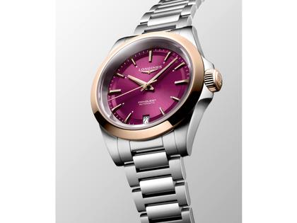 Longines Conquest Automatik Edelstahl 34mm magentafarbenes Zifferblatt Metallband – Damenuhren Uhr mit Datum aus 750 Rotgold und Edelstahl. Das Gehäuse ist rund und silber. Das Edelstahlarmband ist silber. Das Zifferblatt ist ein Index in pink. – Ansicht 2