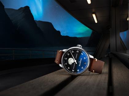 MeisterSinger Stratoscope Automatik Edelstahl blaues Zifferblatt braunes Lederband – Herrenuhren Uhr mit Datum aus Edelstahl. Das Gehäuse ist rund und silber. Das Lederarmband ist braun. Das Zifferblatt ist arabisch Index und blau. – Ansicht 2