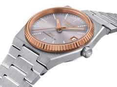 Tissot PRX Automatik Edelstahl 35mm graues Zifferblatt Metallband – Damenuhren Uhr mit Datum aus 750 Rotgold und Edelstahl. Das Gehäuse ist rund und silber. Das Edelstahlarmband ist silber. Das Zifferblatt ist ein Index in grau. – Ansicht 2