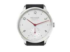 Nomos Glashütte Minimatik neomatik 35 Automatik Edelstahl 35mm weißes Zifferblatt schwarzes Lederband – Damenuhren Uhr ohne Datum aus Edelstahl und Leder. Das Gehäuse ist rund und silber. Das Lederarmband ist schwarz. Das Zifferblatt ist arabisch Index und silber. – Ansicht 2
