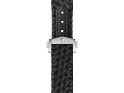 Omega Speedmaster Moonwatch Professional Chronograph Hesalitglas Handaufzug Edelstahl 42mm schwarzes Zifferblatt schwarzes Textilband – Herrenuhren Chronograph aus Edelstahl und eloxiertes Aluminium. Das Gehäuse ist rund und silber. Das Textilarmband ist schwarz. Das Zifferblatt ist ein Index in schwarz. – Ansicht 4