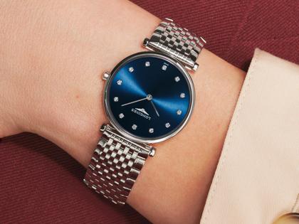 Longines La Grande Classique Quarz Edelstahl 29mm blaues Zifferblatt mit Diamanten Metallband – Damenuhren Uhr ohne Datum aus Edelstahl und PVD beschichtet. Das Gehäuse ist rund und silber. Das Edelstahlarmband ist silber. Das Zifferblatt ist ein Index in blau. – Ansicht 6