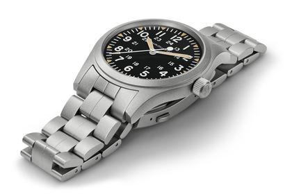 Hamilton Khaki Field Mechanical Handaufzug Edelstahl 42mm schwarzes Zifferblatt Metallband – Herrenuhren Uhr ohne Datum aus Edelstahl. Das Gehäuse ist rund und silber. Das Edelstahlarmband ist silber. Das Zifferblatt ist arabisch und schwarz. – Ansicht 2