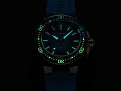Oris Aquis Pro 4000M Automatik Titan 49,5mm blaues Wellen-Zifferblatt blaues Kautschukband – Herrenuhren Uhr mit Datum aus Kautschuk und Titan. Das Gehäuse ist rund und grau. Das Kautschuk / Kunststoff / Silikon Armband ist blau. Das Zifferblatt ist ein Index in blau. – Ansicht 7