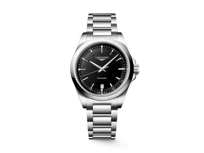 Longines Conquest Quarz Edelstahl 38mm schwarzes Zifferblatt Metallband – Herrenuhren Uhr mit Datum aus Edelstahl. Das Gehäuse ist rund und silber. Das Edelstahlarmband ist silber. Das Zifferblatt ist ein Index in schwarz.