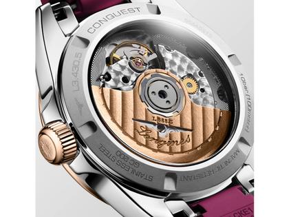 Longines Conquest Automatik Edelstahl 34mm magentafarbenes Zifferblatt magentafarbenes Kautschukband – Damenuhren Uhr mit Datum aus 750 Rotgold, Edelstahl und Kautschuk. Das Gehäuse ist rund und silber. Das Kautschuk / Kunststoff / Silikon Armband ist pink. Das Zifferblatt ist ein Index in silber. – Ansicht 4
