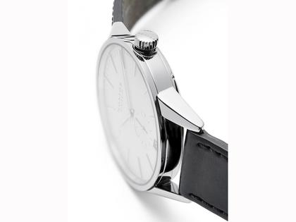 Nomos Glashütte Zürich Datum Automatik Edelstahl 40mm weißes Zifferblatt schwarzes Lederband – Herrenuhren Uhr mit Datum aus Edelstahl und Leder. Das Gehäuse ist rund und silber. Das Lederarmband ist schwarz. Das Zifferblatt ist ein Index in silber. – Ansicht 3