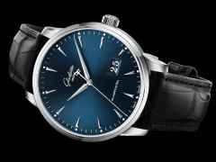 Glashütte Original Senator Excellence Panoramadatum Automatik Edelstahl 42mm blaues Zifferblatt schwarzes Lederband – Herrenuhren Uhr mit Datum aus Edelstahl. Das Gehäuse ist rund und silber. Das Lederarmband Kroko / Alligator ist schwarz. Das Zifferblatt ist ein Index in blau. – Ansicht 2