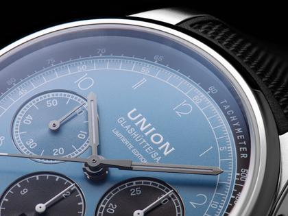 Union Glashütte Belisar Chronograph Speedster Limited Edition 2023 – Herrenuhren Chronograph aus Edelstahl. Das Gehäuse ist rund und silber. Das Edelstahlarmband ist silber. Das Zifferblatt ist arabisch Index und blau. – Ansicht 4