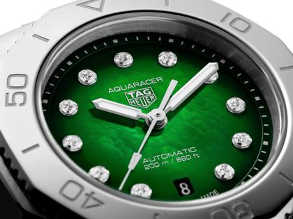 TAG Heuer Aquaracer Professional 200 Date Automatik Edelstahl 30mm grünes Zifferblatt Metallband – Damenuhren Uhr mit Datum aus Edelstahl. Das Gehäuse ist rund und silber. Das Edelstahlarmband ist silber. Das Zifferblatt ist ein Index in grün. – Ansicht 2