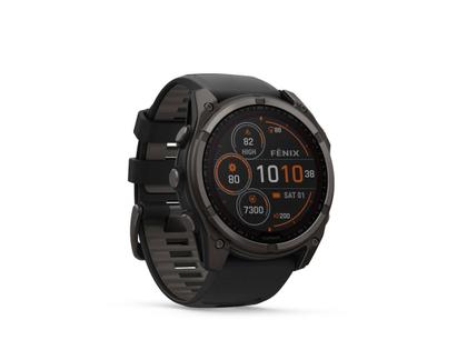 Garmin fenix 8 51mm Sapphire Solar faserverstärktes Polymer Titan carbongrau beschichtet schwarzes Kautschukband – Herrenuhren Uhr Multifunktion aus DLC beschichtet, Kautschuk und Titan. Das Gehäuse ist rund und grau. Das Kautschuk / Kunststoff / Silikon Armband ist schwarz. Das Zifferblatt ist digital und schwarz. – Ansicht 8