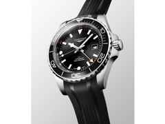 Longines HydroConquest GMT Automatik Edelstahl 43mm schwarzes Zifferblatt schwarzes Kautschukband – Herrenuhren Uhr mit Datum aus Edelstahl, Kautschuk und Keramik. Das Gehäuse ist rund und silber. Das Kautschuk / Kunststoff / Silikon Armband ist schwarz. Das Zifferblatt ist arabisch Index und schwarz. – Ansicht 3