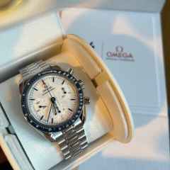 Omega Speedmaster 38 Chronograph Automatik Milano Cortina Paralympics 2026 Edelstahl 38mm weißes Zifferblatt Metallband – Herrenuhren Chronograph aus Edelstahl und Keramik. Das Gehäuse ist rund und silber. Das Edelstahlarmband ist silber. Das Zifferblatt ist ein Index in weiß. – Ansicht 3