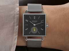 Nomos Glashütte Tetra Origins Basalt Handaufzug Edelstahl 29,5mm schwarzes Zifferblatt graues Lederband Glasboden – Damenuhren Uhr ohne Datum aus Edelstahl und Leder. Das Gehäuse ist quadratisch und silber. Das Lederarmband ist grau. Das Zifferblatt ist arabisch Index und schwarz. – Ansicht 8