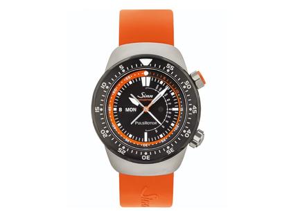 Herrenuhren Uhr mit Datum aus Edelstahl und PVD beschichtet. Das Gehäuse ist rund und silber. Das Kautschuk / Kunststoff / Silikon Armband ist orange. Das Zifferblatt ist ein Index in schwarz.