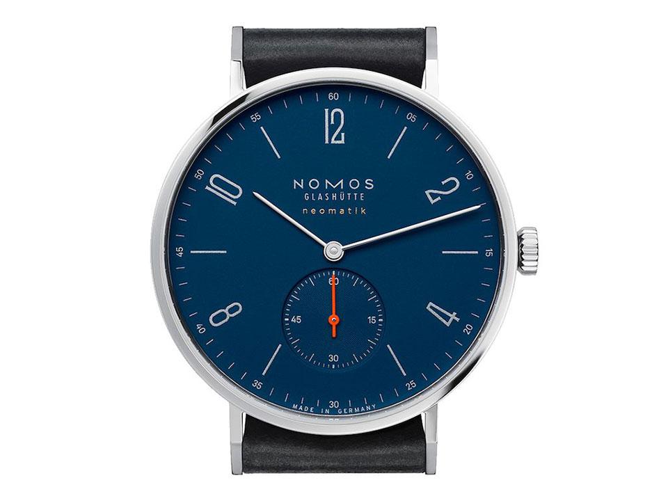 Nomos Glashütte Tangente 39 neomatik Nachtblau Automatik Edelstahl 39mm blaues Zifferblatt schwarzes Lederband – Herrenuhren Uhr ohne Datum aus Edelstahl. Das Gehäuse ist rund und silber. Das Lederarmband ist schwarz. Das Zifferblatt ist arabisch Index und blau. – Ansicht 2