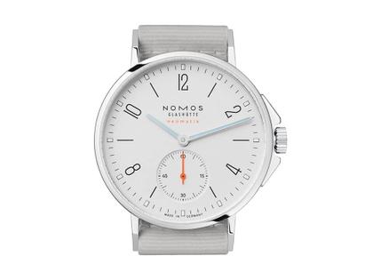 Nomos Glashütte Ahoi neomatik Automatik Edelstahl 36mm weißes Zifferblatt graues Textilband – Damenuhren Uhr ohne Datum aus Edelstahl. Das Gehäuse ist rund und silber. Das Textilarmband ist grau. Das Zifferblatt ist arabisch Index und weiß. – Ansicht 4