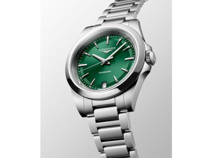 Longines Conquest Quarz Edelstahl 34mm grünes Zifferblatt Metallband – Damenuhren Uhr mit Datum aus Edelstahl. Das Gehäuse ist rund und silber. Das Edelstahlarmband ist silber. Das Zifferblatt ist ein Index in grün. – Ansicht 3