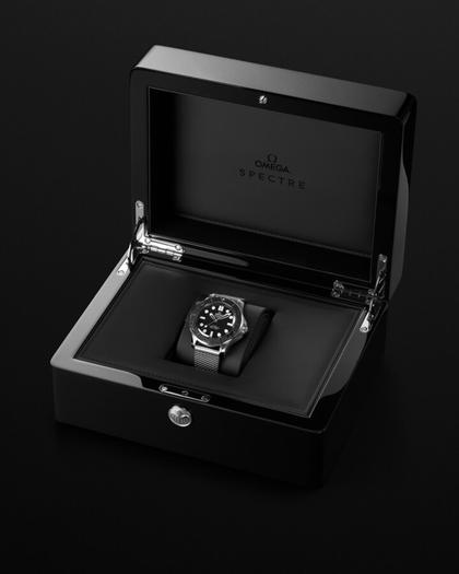 Omega Seamaster Diver 300M  Automatik Edelstahl 42mm Spectre Edition schwarzes Zifferblatt Metallband – Herrenuhren Uhr ohne Datum aus Edelstahl und Titan. Das Gehäuse ist rund und silber. Das Edelstahlarmband ist silber. Das Zifferblatt ist ein Index in schwarz. – Ansicht 9
