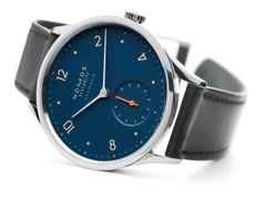 Nomos Glashütte Minimatik neomatik 35 Nachtblau Automatik Edelstahl 35mm blaues Zifferblatt schwarzes Lederband – Herrenuhren Uhr ohne Datum aus Edelstahl. Das Gehäuse ist rund und silber. Das Lederarmband ist schwarz. Das Zifferblatt ist arabisch Index und blau. – Ansicht 3