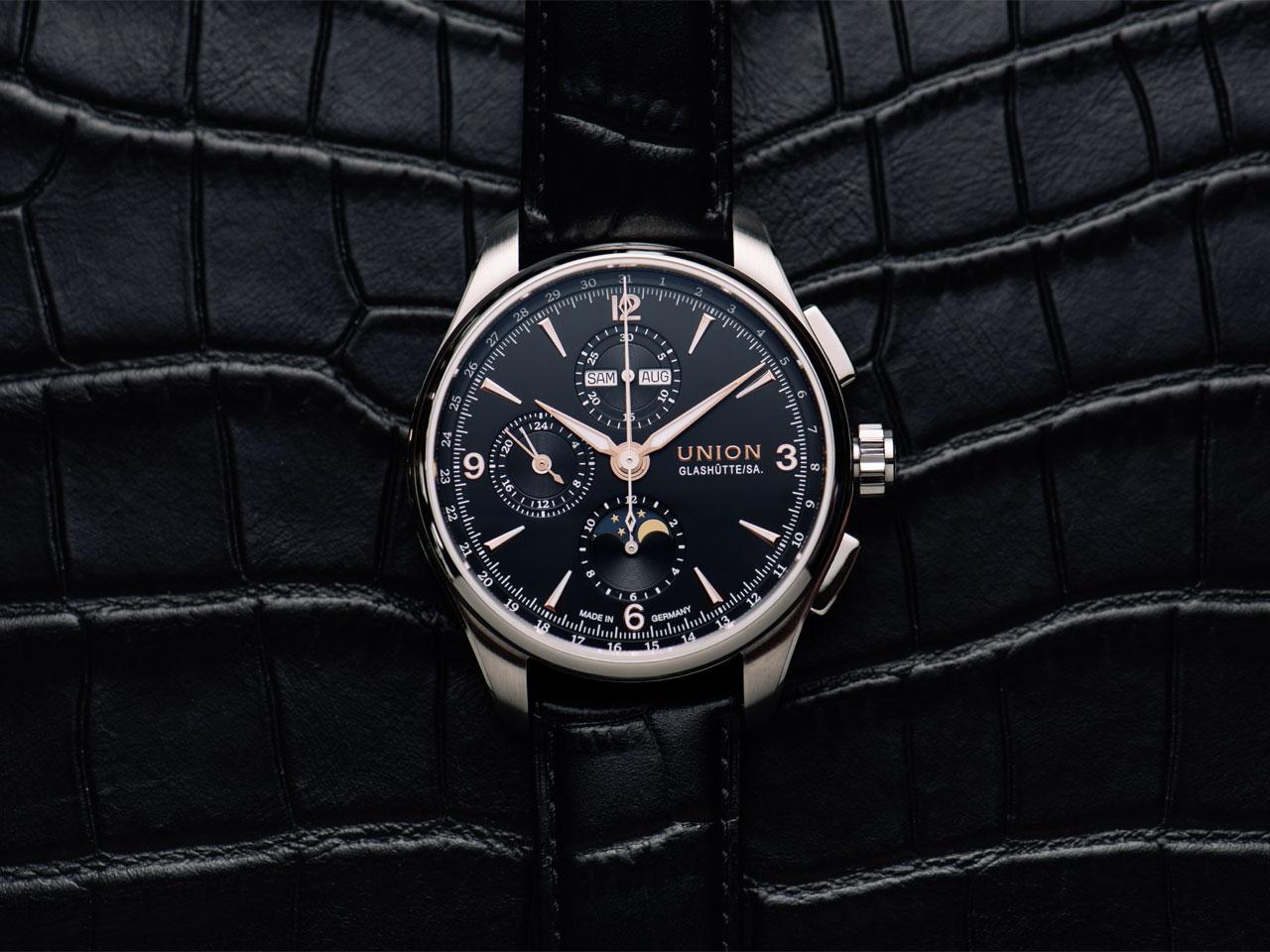Union Glashütte Belisar Chronograph Mondphase Automatik Edelstahl 42mm schwarzes Zifferblatt schwarzes Lederband – Herrenuhren Chronograph aus Edelstahl. Das Gehäuse ist rund und silber. Das Lederarmband ist schwarz. Das Zifferblatt ist arabisch Index und schwarz. – Ansicht 6
