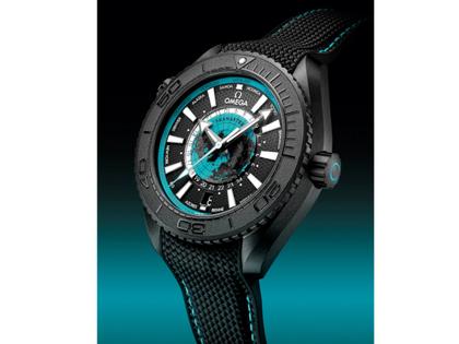 Omega Seamaster Planet Ocean 600M Automatik Edelstahl Schwarz-DLC 45,5mm schwarzes Zifferblatt schwarzes Kautschukband – Herrenuhren Uhr mit Datum aus DLC beschichtet, Edelstahl, Kautschuk und Keramik. Das Gehäuse ist rund und schwarz. Das Kautschuk / Kunststoff / Silikon Armband ist schwarz. Das Zifferblatt ist ein Index in schwarz. – Ansicht 3