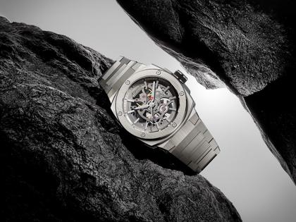 Alpina Alpiner Extreme Skeleton Automatik Edelstahl 39mm graues Zifferblatt Metallband – Herrenuhren Uhr ohne Datum aus Edelstahl und Kautschuk. Das Gehäuse ist rund und silber. Das Edelstahlarmband ist silber. Das Zifferblatt ist skelettiert und grau. – Ansicht 5