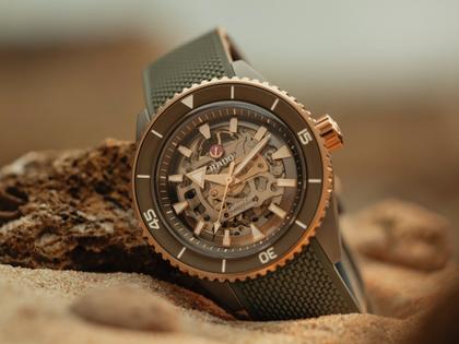 Rado Captain Cook High-Tech Ceramic Skeleton Automatik Keramik 43mm graues Zifferblatt olivgrünes Kautschukband – Herrenuhren Uhr ohne Datum aus Edelstahl, Kautschuk, Keramik, PVD beschichtet und Titan. Das Gehäuse ist rund und grau. Das Kautschuk / Kunststoff / Silikon Armband ist grau. Das Zifferblatt ist ein Index in grau. – Ansicht 8