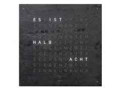 Qlocktwo Earth 90 Creator's Edition Metamorphite mit weiß lackiertem Holz – Großuhren Wanduhr aus Sonstiges. Das Gehäuse ist quadratisch. Das Zifferblatt ist digital und grau.