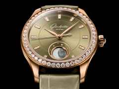 Glashütte Original Lady Serenade Luna Automatik Rotgold 32,5mm grünes Zifferblatt grünes Lederband – Damenuhren Uhr ohne Datum aus 750 Rotgold und Leder. Das Gehäuse ist rund und roségold. Das Lederarmband Kroko / Alligator ist grün. Das Zifferblatt ist ein Index in grün. – Ansicht 3