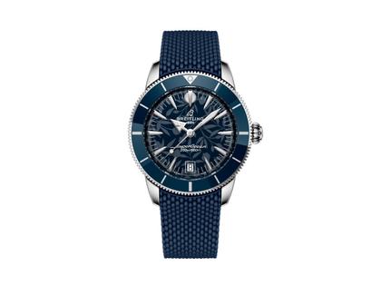 Breitling Superocean Heritage B31 Kelly Slater Automatik Edelstahl 40mm blaues Zifferblatt blaues Kautschukband limitiert – Herrenuhren Uhr mit Datum aus Edelstahl, Kautschuk und Keramik. Das Gehäuse ist rund und silber. Das Kautschuk / Kunststoff / Silikon Armband ist blau. Das Zifferblatt ist ein Index in blau.