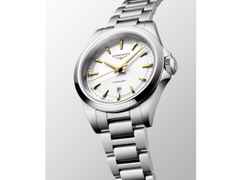 Longines Conquest Quarz Edelstahl 30mm weißes Zifferblatt Metallband – Damenuhren Uhr mit Datum aus Edelstahl. Das Gehäuse ist rund und silber. Das Edelstahlarmband ist silber. Das Zifferblatt ist ein Index in weiß. – Ansicht 3