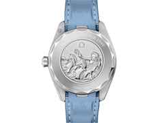 Omega Seamaster Aqua Terra 150M Automatik Edelstahl 43mm hellblaues Zifferblatt Kautschukband Summer Blue – Herrenuhren Uhr mit Datum aus Edelstahl. Das Gehäuse ist rund und silber. Das Kautschuk / Kunststoff / Silikon Armband ist blau. Das Zifferblatt ist ein Index in blau. – Ansicht 2