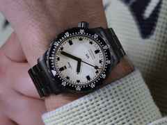 Sinn Spezialuhren U1 S L Automatik U-Boot-Stahl 44mm weißes Zifferblatt Metallband limitiert – Herrenuhren Uhr ohne Datum aus Edelstahl, Kautschuk, Metall und PVD beschichtet. Das Gehäuse ist rund und schwarz. Das Edelstahlarmband ist schwarz. Das Zifferblatt ist ein Index in weiß. – Ansicht 6