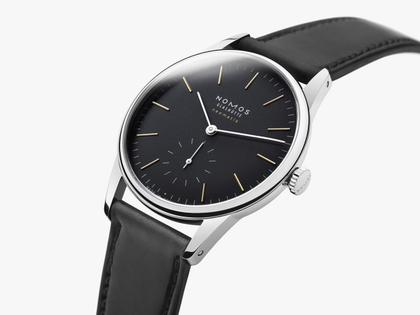 Nomos Glashütte Orion neomatik New Black Automatik Edelstahl 36mm schwarzes Zifferblatt schwarzes Lederband Glasboden – Herrenuhren Uhr ohne Datum aus Edelstahl und Leder. Das Gehäuse ist rund und silber. Das Lederarmband ist schwarz. Das Zifferblatt ist ein Index in schwarz. – Ansicht 4