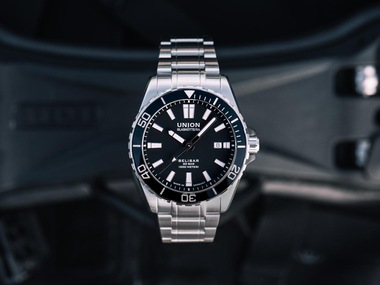 Union Glashütte Belisar  Datum Sport Pro Automatik Edelstahl 42mm schwarzes Zifferblatt Metallband – Herrenuhren Uhr mit Datum aus Edelstahl. Das Gehäuse ist rund und silber. Das Edelstahlarmband ist silber. Das Zifferblatt ist ein Index in schwarz. – Ansicht 2