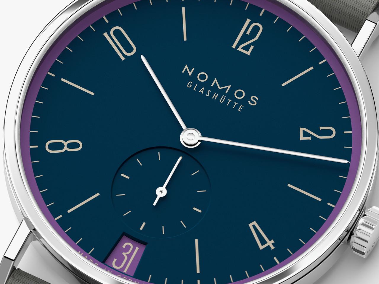 Nomos Glashütte Tangente 38 Datum "175 Years Watchmaking - Nachtgesang" Handaufzug Edelstahl blaues Zifferblatt graues Textilband Glasboden – Herrenuhren Uhr mit Datum aus Edelstahl. Das Gehäuse ist rund und silber. Das Textilarmband ist grau. Das Zifferblatt ist arabisch Index und blau. – Ansicht 4
