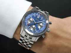 Sinn Spezialuhren 903 Ti II Jubiläum Navigationschronograph Automatik Titan 41mm blaues Zifferblatt braunes Lederband und Titanband limitiert – Herrenuhren Chronograph aus Titan. Das Gehäuse ist rund und grau. Das Lederarmband ist braun. Das Zifferblatt ist arabisch Index und blau. – Ansicht 12