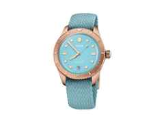 Oris Divers Sixty-Five Cotton Candy Automatik Bronze 38mm blaues Zifferblatt blaues Textilband – Damenuhren Uhr mit Datum aus Bronze und Leder. Das Gehäuse ist rund und roségold. Das Textilarmband ist blau. Das Zifferblatt ist ein Index in blau.