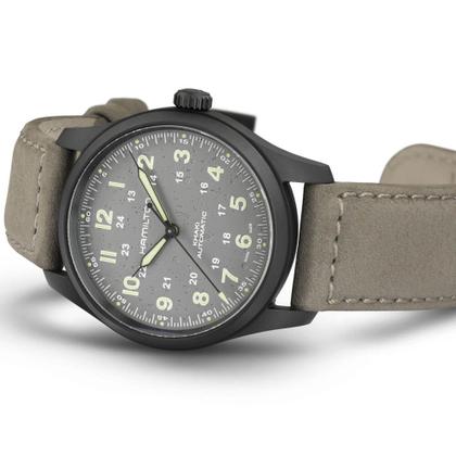 Hamilton Khaki Field Titanium Auto Titan 38mm graues Zifferblatt graues Lederband – Herrenuhren Uhr ohne Datum aus Leder und Titan. Das Gehäuse ist rund und silber. Das Lederarmband ist grau. Das Zifferblatt ist arabisch und grau. – Ansicht 2